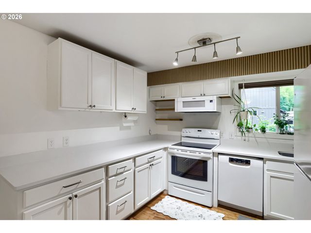 4 TOUCHSTONE 111, Lake Oswego, OR 97035