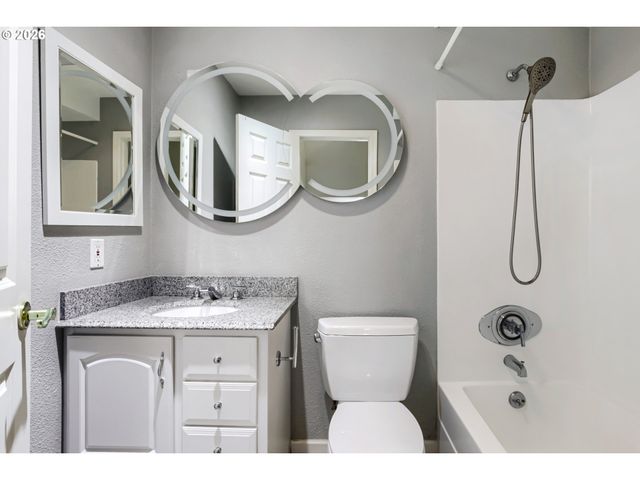 4 TOUCHSTONE 111, Lake Oswego, OR 97035