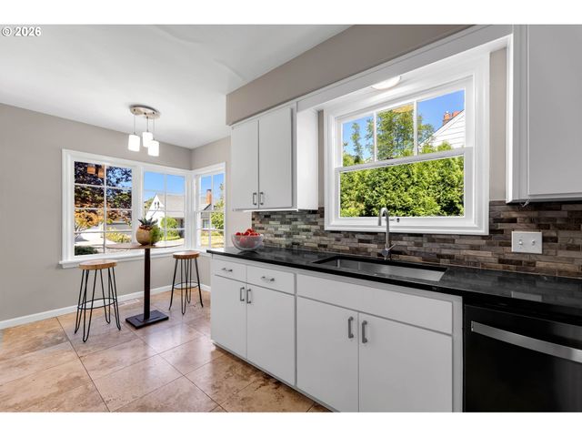 4518 Ne IRVING St, Portland, OR 97213