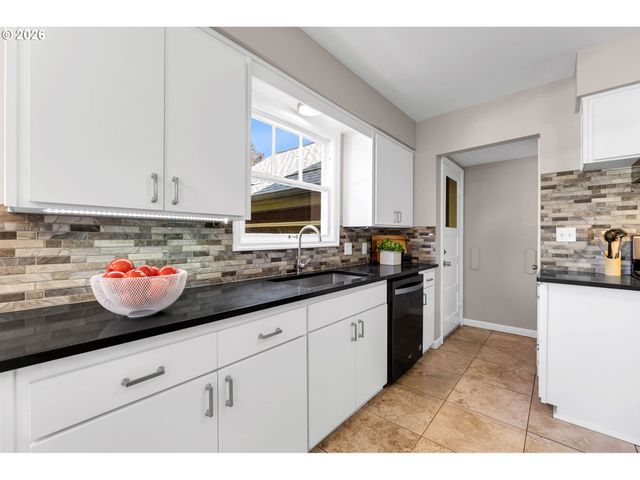 4518 Ne IRVING St, Portland, OR 97213