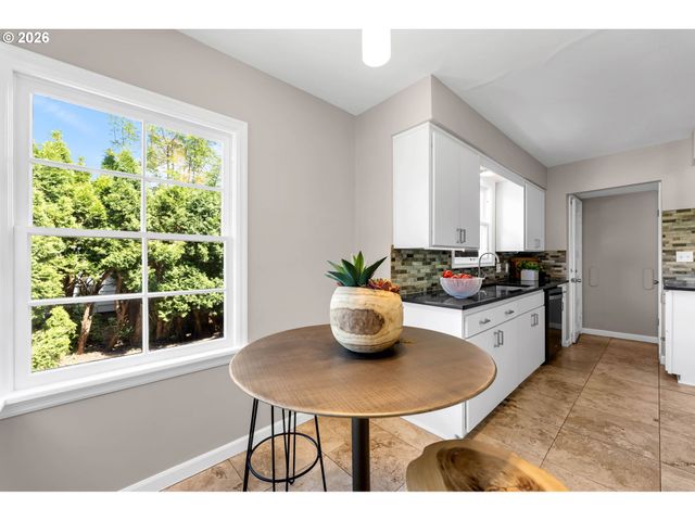4518 Ne IRVING St, Portland, OR 97213
