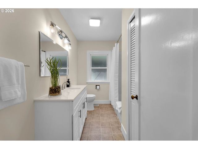 4518 Ne IRVING St, Portland, OR 97213