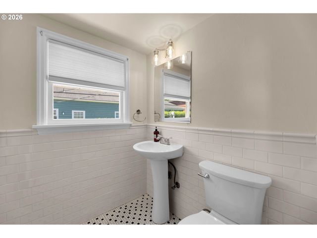 4518 Ne IRVING St, Portland, OR 97213