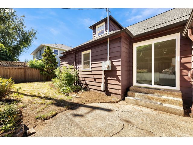 4518 Ne IRVING St, Portland, OR 97213