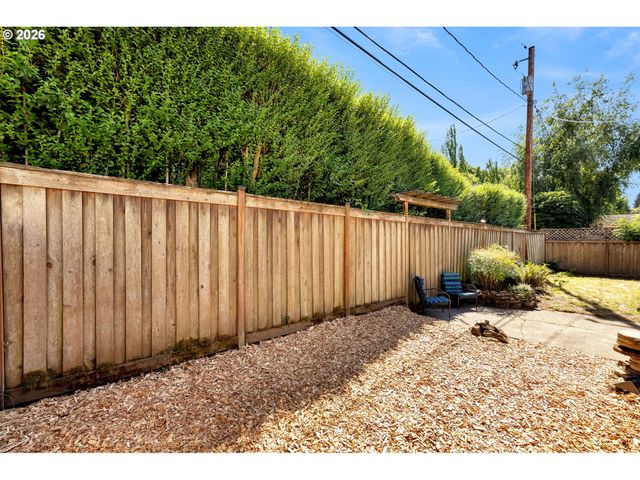 4518 Ne IRVING St, Portland, OR 97213