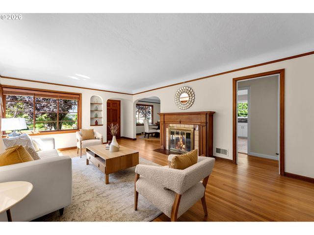 4518 Ne IRVING St, Portland, OR 97213
