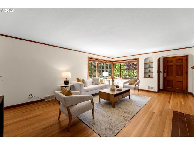 4518 Ne IRVING St, Portland, OR 97213