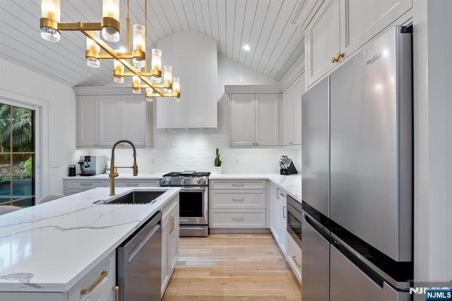 395 Colonial Boulevard, Twp Of Washington, NJ 07676