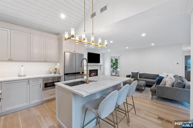 395 Colonial Boulevard, Twp Of Washington, NJ 07676