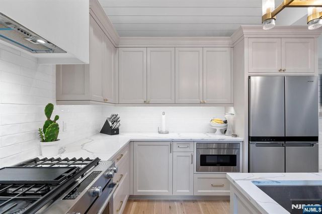 395 Colonial Boulevard, Twp Of Washington, NJ 07676