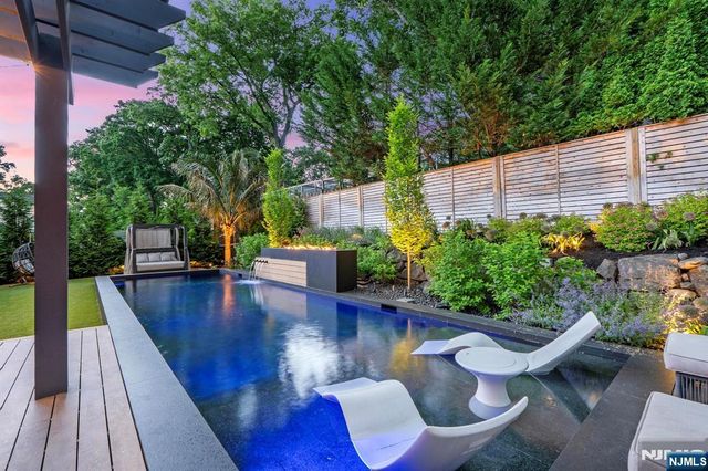 395 Colonial Boulevard, Twp Of Washington, NJ 07676