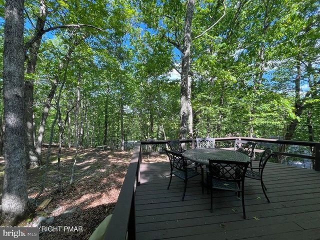 5970 DECKER RD, Bushkill, PA 18324