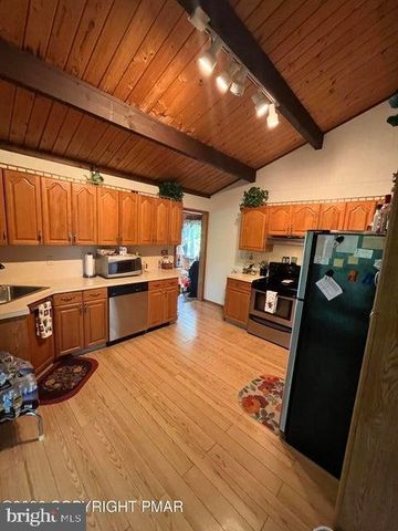 5970 DECKER RD, Bushkill, PA 18324