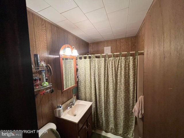 5970 DECKER RD, Bushkill, PA 18324