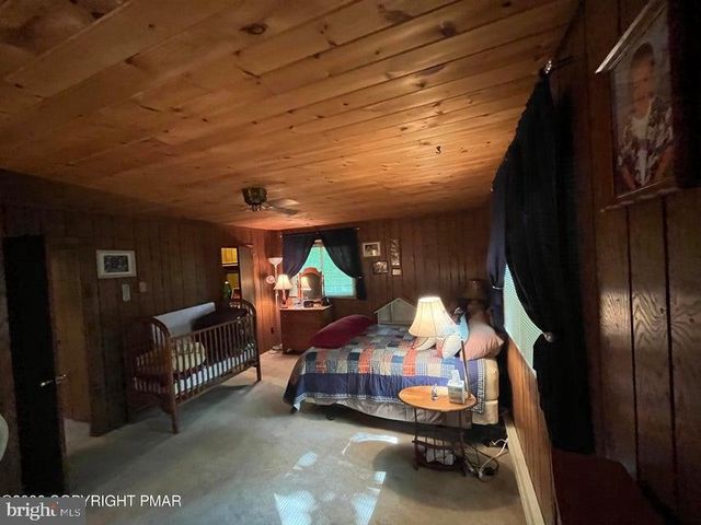 5970 DECKER RD, Bushkill, PA 18324
