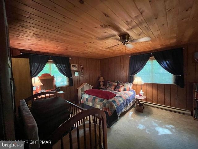 5970 DECKER RD, Bushkill, PA 18324