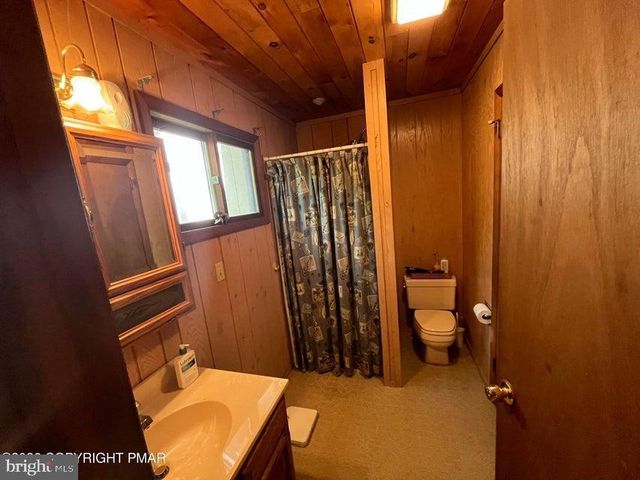 5970 DECKER RD, Bushkill, PA 18324