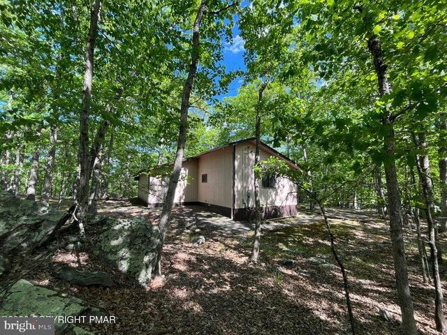 5970 DECKER RD, Bushkill, PA 18324