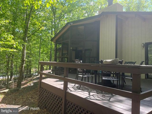 5970 DECKER RD, Bushkill, PA 18324