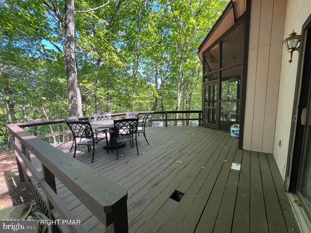 5970 DECKER RD, Bushkill, PA 18324