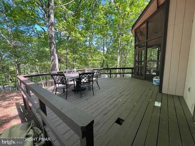 5970 DECKER RD, Bushkill, PA 18324