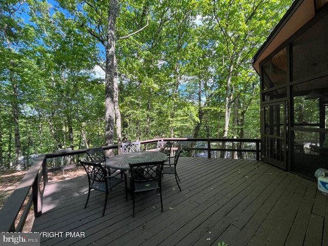 5970 DECKER RD, Bushkill, PA 18324
