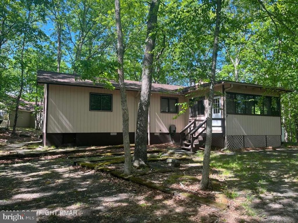 5970 DECKER RD, Bushkill, PA 18324