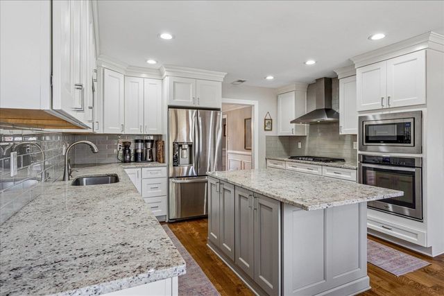 2686 FOX CREEK DR, Germantown, TN 38138