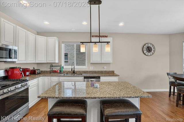 21926 Duns Scotus Street, Southfield, MI 48075