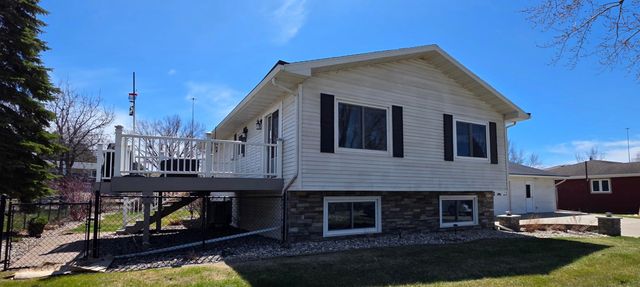 925 Riverview Drive, Valley City, ND 58072