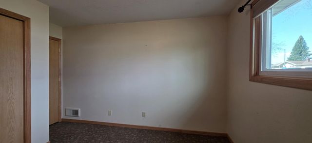 925 Riverview Drive, Valley City, ND 58072