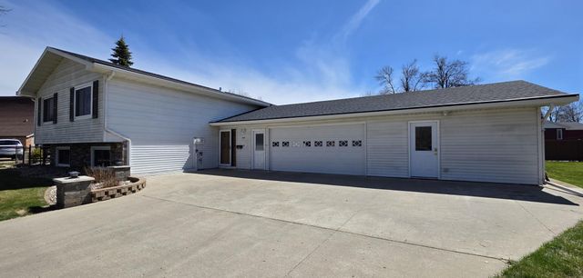 925 Riverview Drive, Valley City, ND 58072