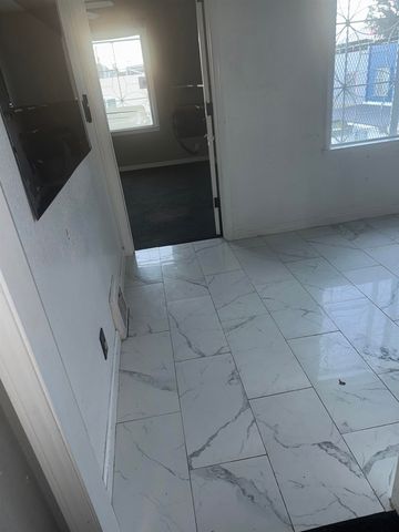 81 81 Esquina, San Francisco, CA 94134