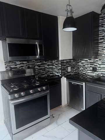 81 81 Esquina, San Francisco, CA 94134