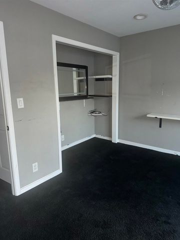 81 81 Esquina, San Francisco, CA 94134