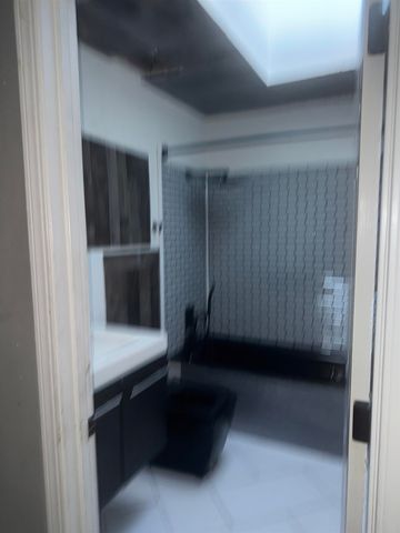 81 81 Esquina, San Francisco, CA 94134