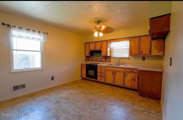3717 Oboe Dr, Louisville, KY 40216
