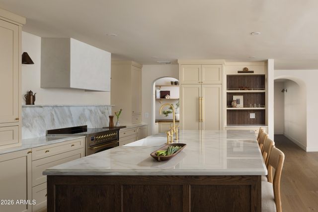 5501 E CAMELBACK Road, Phoenix, AZ 85018