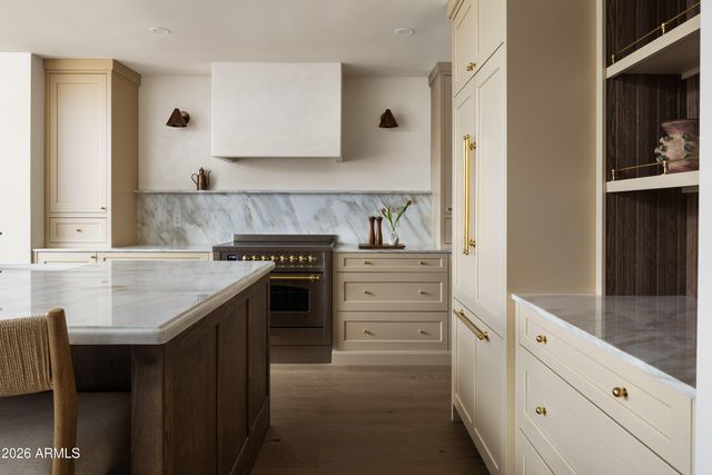 5501 E CAMELBACK Road, Phoenix, AZ 85018