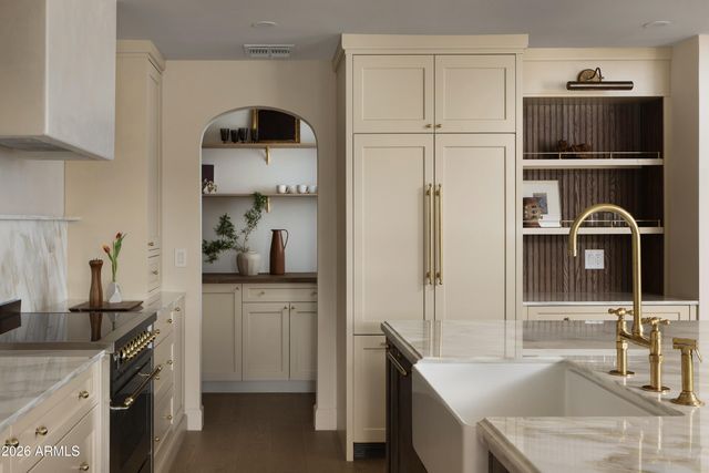 5501 E CAMELBACK Road, Phoenix, AZ 85018