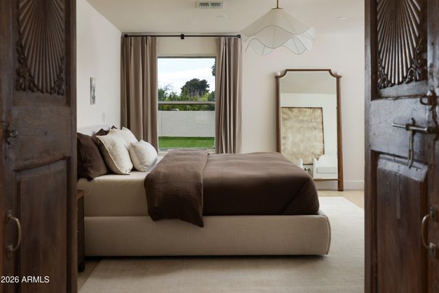 5501 E CAMELBACK Road, Phoenix, AZ 85018