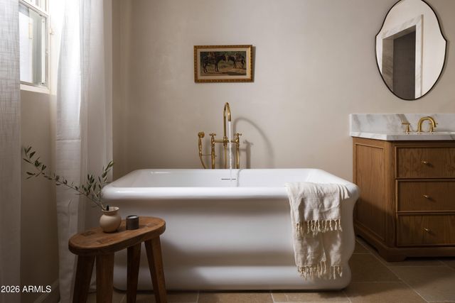 5501 E CAMELBACK Road, Phoenix, AZ 85018