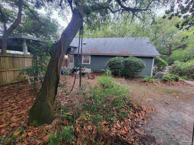 2811 Whisper Oaks Dr, Gulf Breeze, FL 32563