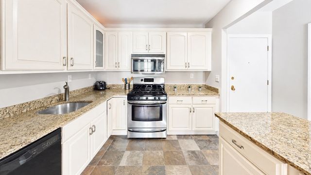 227 Summit Ave W205, Brookline, MA 02446