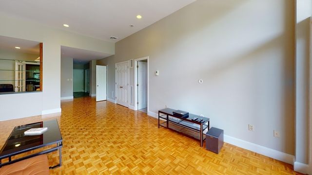 227 Summit Ave W205, Brookline, MA 02446