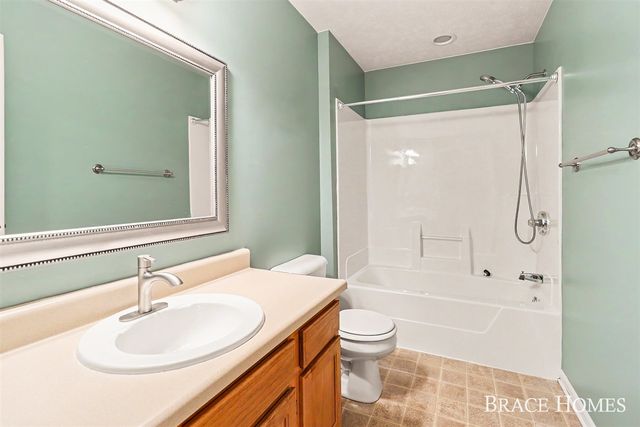 1776 Grand Court, Grand Rapids, MI 49525