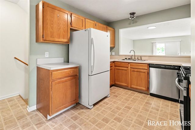 1776 Grand Court, Grand Rapids, MI 49525