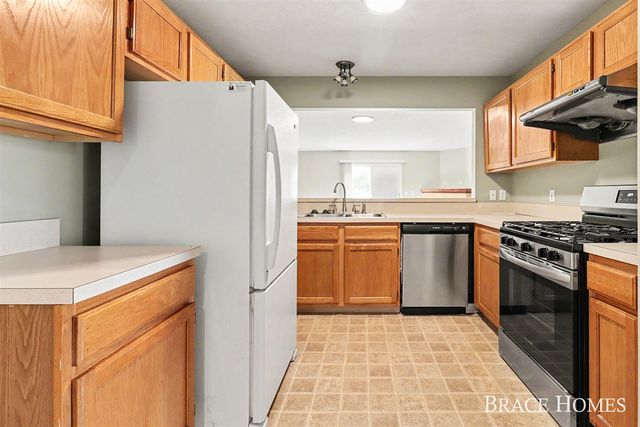 1776 Grand Court, Grand Rapids, MI 49525