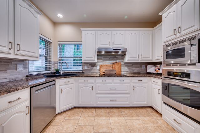 825 Hills Creek Drive, Mckinney, TX 75072