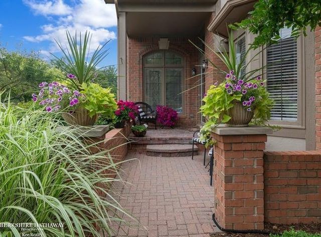 54920 Hennington Court, Shelby Twp, MI 48316